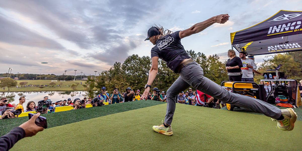 2022 USDGC でバックハンドを投げる Henna Blomroos（撮影 Chad LeFevre）